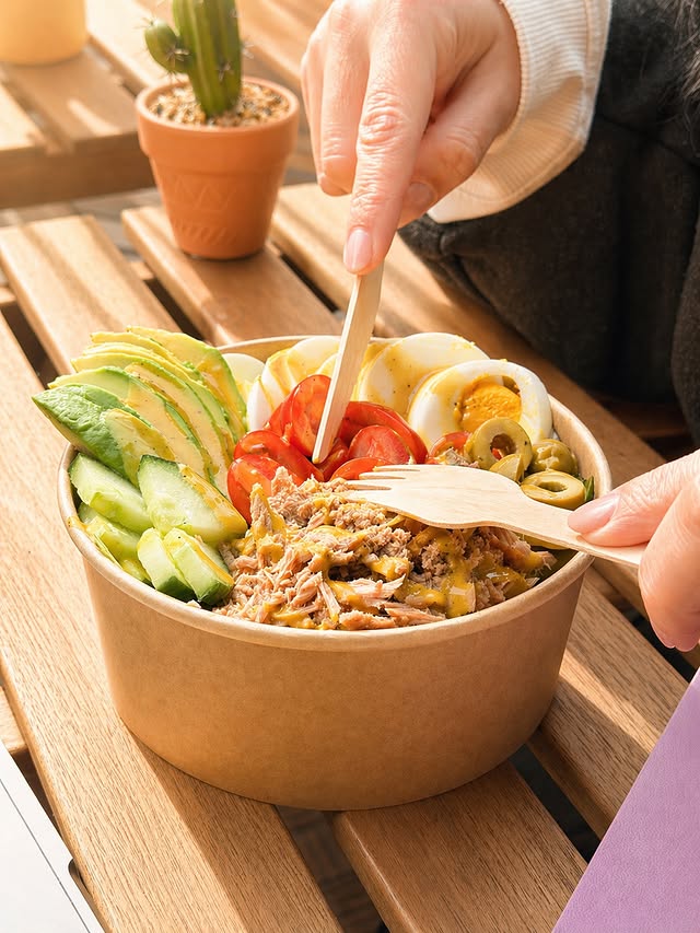 Salade thon et œufs PANÈA dans un bol en carton