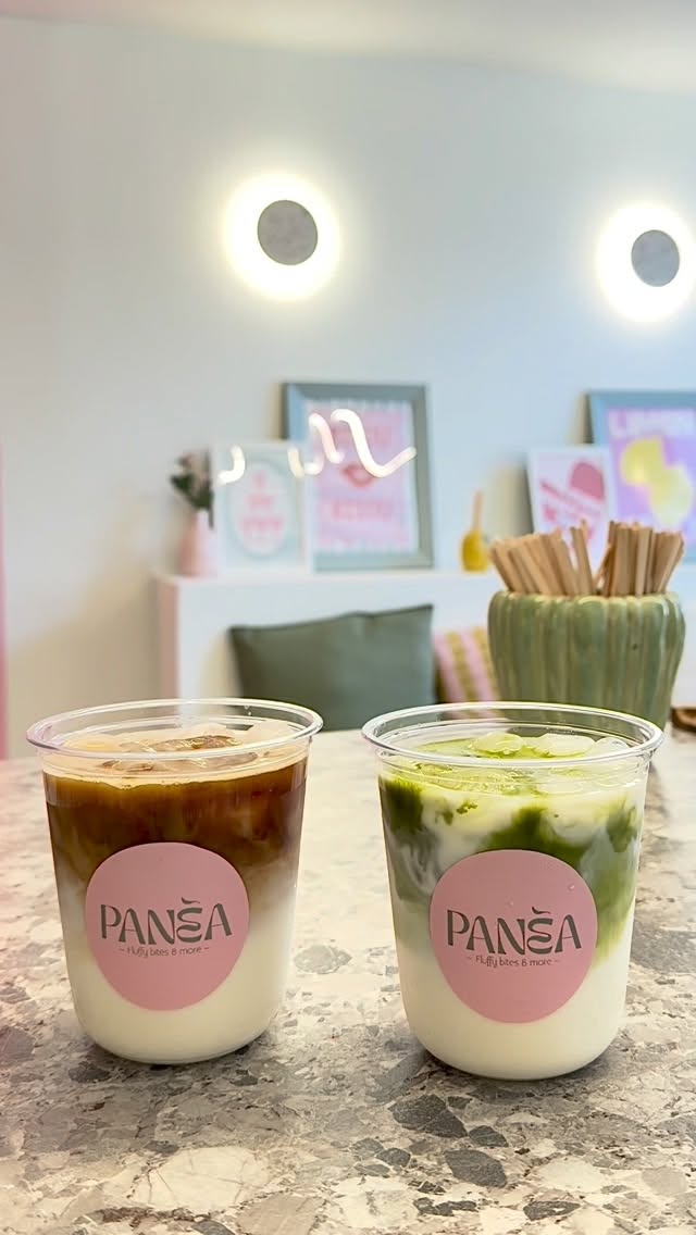 Un café glacé et un matcha glacé PANÈA posés dans le salon pastel du coffee shop