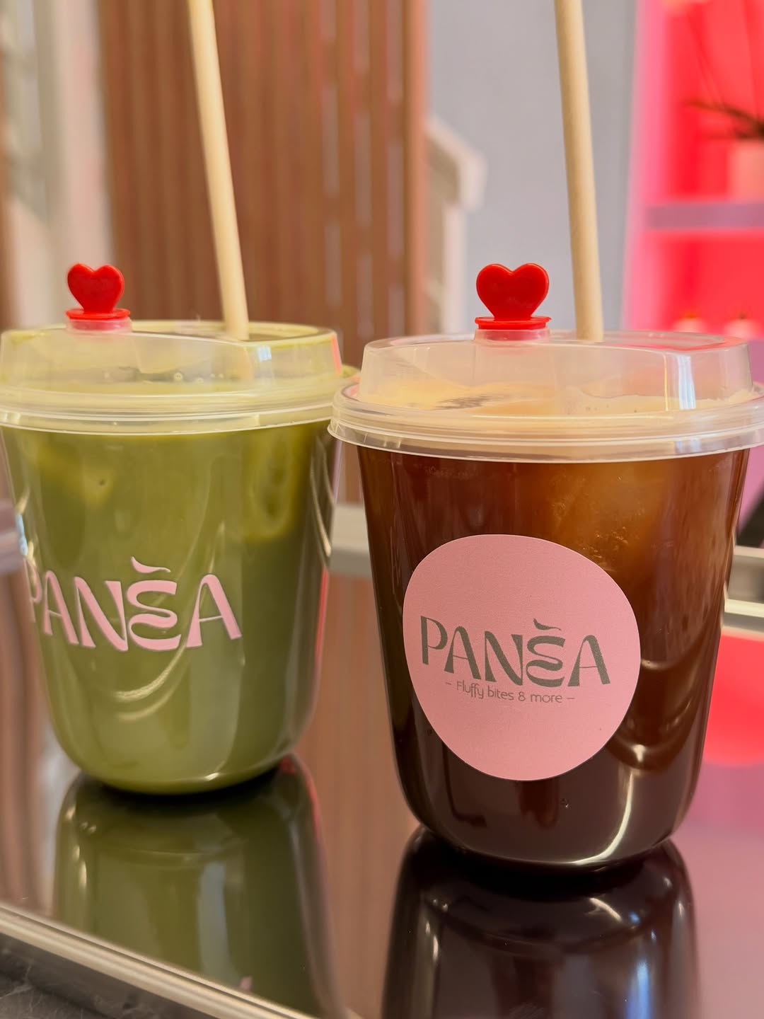 Café glacé et matcha PANÈA avec leurs stickers roses