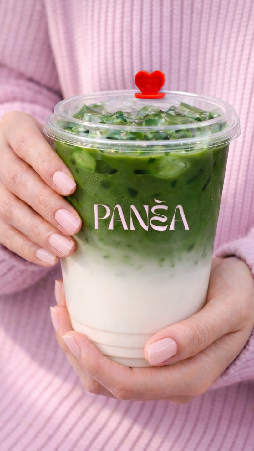 Matcha latte glacé PANÈA tenu dans les mains